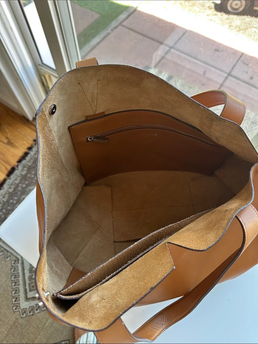 Vince minimalist cognac